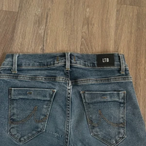 lågmidjade bootcut jeans LTB - så fina blåa bootcut jeans ifrån LTB, lågmidjade toppen skick! stl W25 L30🤍  #lågmidjade  #vintagejeans  #lågmidjadejeans  #truereligion  #stockholmstyle  #stockholm  #fickorjeans 	#blåjeans  	#bootcutjeans  	#snyggajeans  	#trendiga  	#ltbjeans 