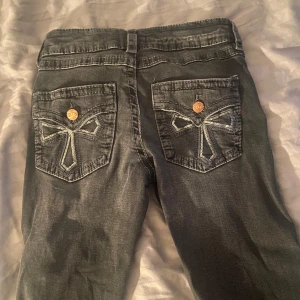 Grå jeans med broderade bakfickor - Snygga grå jeans från gina tricot med coola broderade detaljer på bakfickorna och guldiga knappar. Klassisk femficksmodell med dragkedja och markerade sömmar. Perfekta för dig som vill sticka ut lite extra. Bootcut och storlek 158 (passar mig som är 161)💓