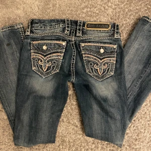 Rock Revival bootcut jeans  - Säljer de här snygga Rock revival jeansen!  De har några trådar som hänger ut från sidorna men inget man tänker på💗 Innebenslängd: 76  Midja tvärs över: 39,5 Jag är 170, kom privat vid frågor!💞