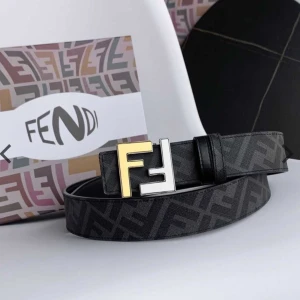 Svart Fendi bälte med FF-spänne även reverseble! - Snyggt svart bälte från Fendi med ikoniskt FF-mönster i mörkgrå toner. Bältet har ett stilrent metallspänne i guld och silver, samt präglad Fendi-logga på insidan. Tillverkat i exklusivt skinn och perfekt för att lyfta vilken outfit som helst.