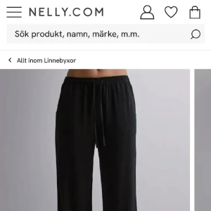Svarta vida linnebyxor med snörning - Snygga svarta linnebyxor med avslappnad passform och vida ben. Byxorna har låg midja med elastisk linning och snörning för extra komfort. Perfekta för en chill och stilren look, lätta att matcha med crop tops eller oversized skjortor. 