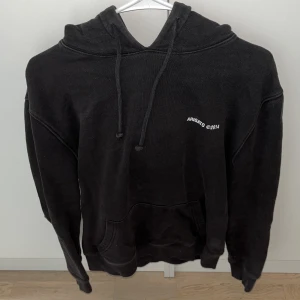 Axel Arigato svart hoodie - Svart Axel Arigato hoodie med logga fram och bak. Nypris ca 1200kr. Storlek M med slim/regular fit, passar även som S. Mycket bra skick. Pris kan diskuteras vid snabb affär