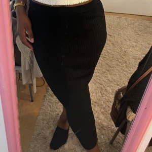 Svart ribbad långkjol - Strl S helt ny utan prislapp 