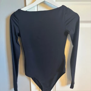 Svart body från H&M - Skitsnygg svart body som sätter sig format efter kroppen. Använd ca 1 gång.😇