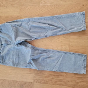Ljusgrå  raka jeans från Grunt - Säljer ett par ljusgrå jeans från Grunt i rak modell. Klassisk femficksdesign och normal passform. Jeansen är tillverkade i bomull och har en enkel, stilren look som passar till det mesta. Perfekta för dig som gillar en avslappnad vibe.