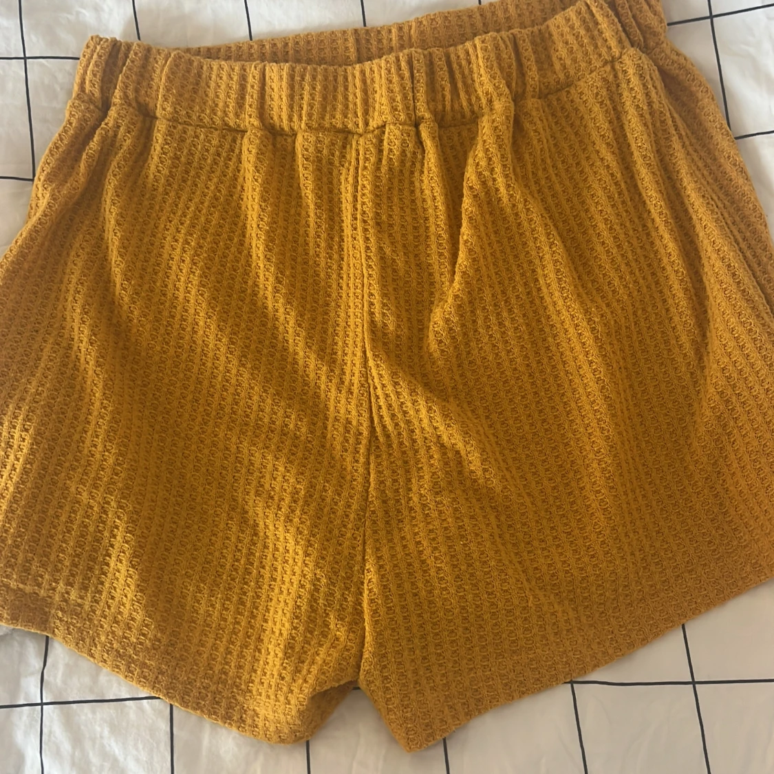 Gula stickade shorts från SHEIN - 1