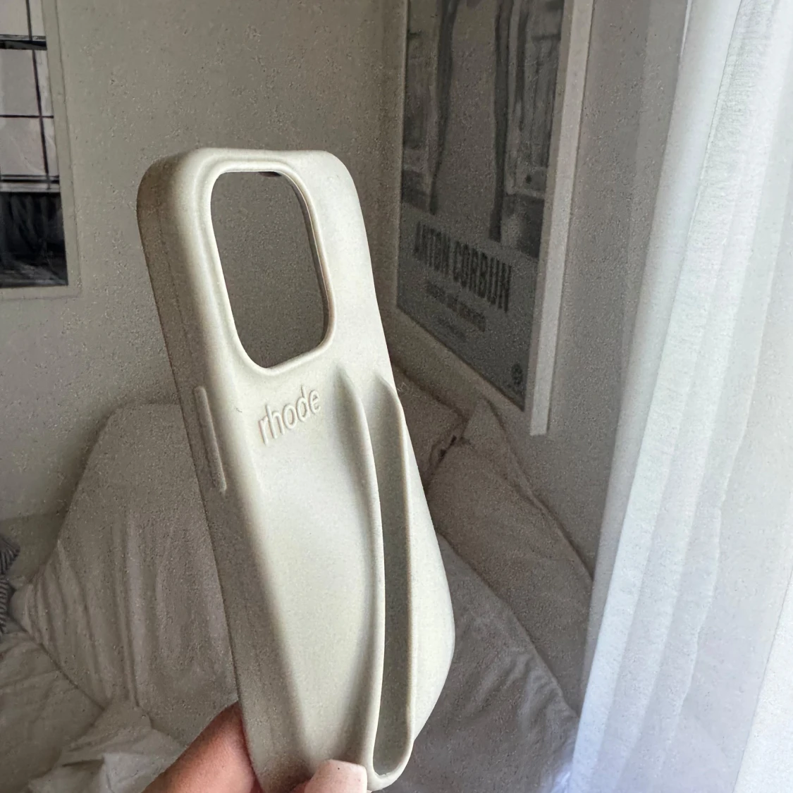 Beige Rhode mobilskal med 3D-detalj - 1