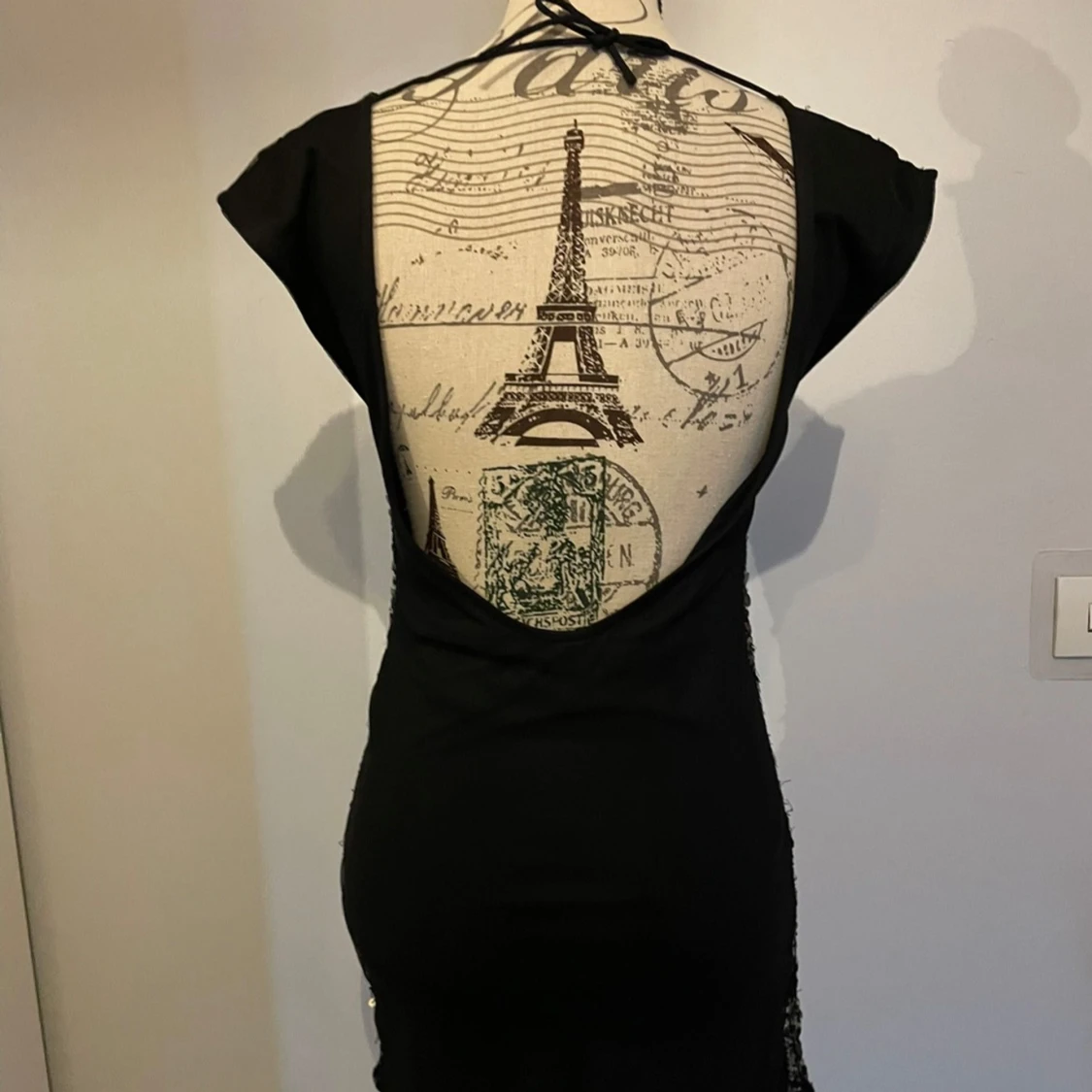 Svart paljettklänning med öppen rygg - 1