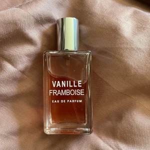 La Ronde des Fleurs Vanille Framboise EDP - Jättegod parfym från Jeanne Arthes, säljes då jag har för många parfymer som inte används. Endast testad. Kartong finns ej kvar.                                                                   Huvudnot	Hallon, Jordgubbe, Persika Hjärtnot	Jasmin, Violett Basnot	Vanilj, Tonkabönor, Socker Doftkategori	fruktig, blommig