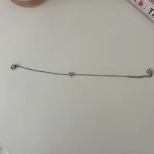 Silvrigt armband med hjärta  - Silvrigt armband i rostfritt stål från edblad