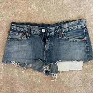 Levis shorts  - Vintage/second hand korta shorts från Levis! Superfina men passar tyvärr inte mig då dem blev lite korta för min personliga smak💗