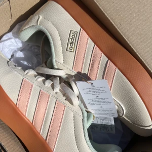 Adidas - Trendiga adidas sneakers i pastell💕