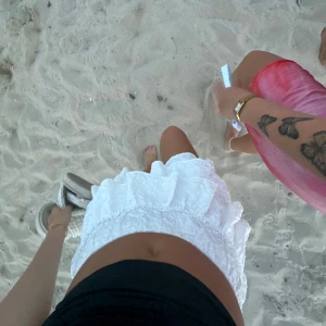 Vit volangkjol med strukturmönster - Supersöt vit kortkjol med flera volanger använd 1 gång skick 10/10