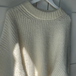Vit stickad tröja från Gina tricot  - Supermysig vit stickad tröja från Gina Tricot i oversized modell. Tröjan har grovstickad struktur, bred ribbad krage och långa ärmar. Så mjuk och gosig! 🤗 