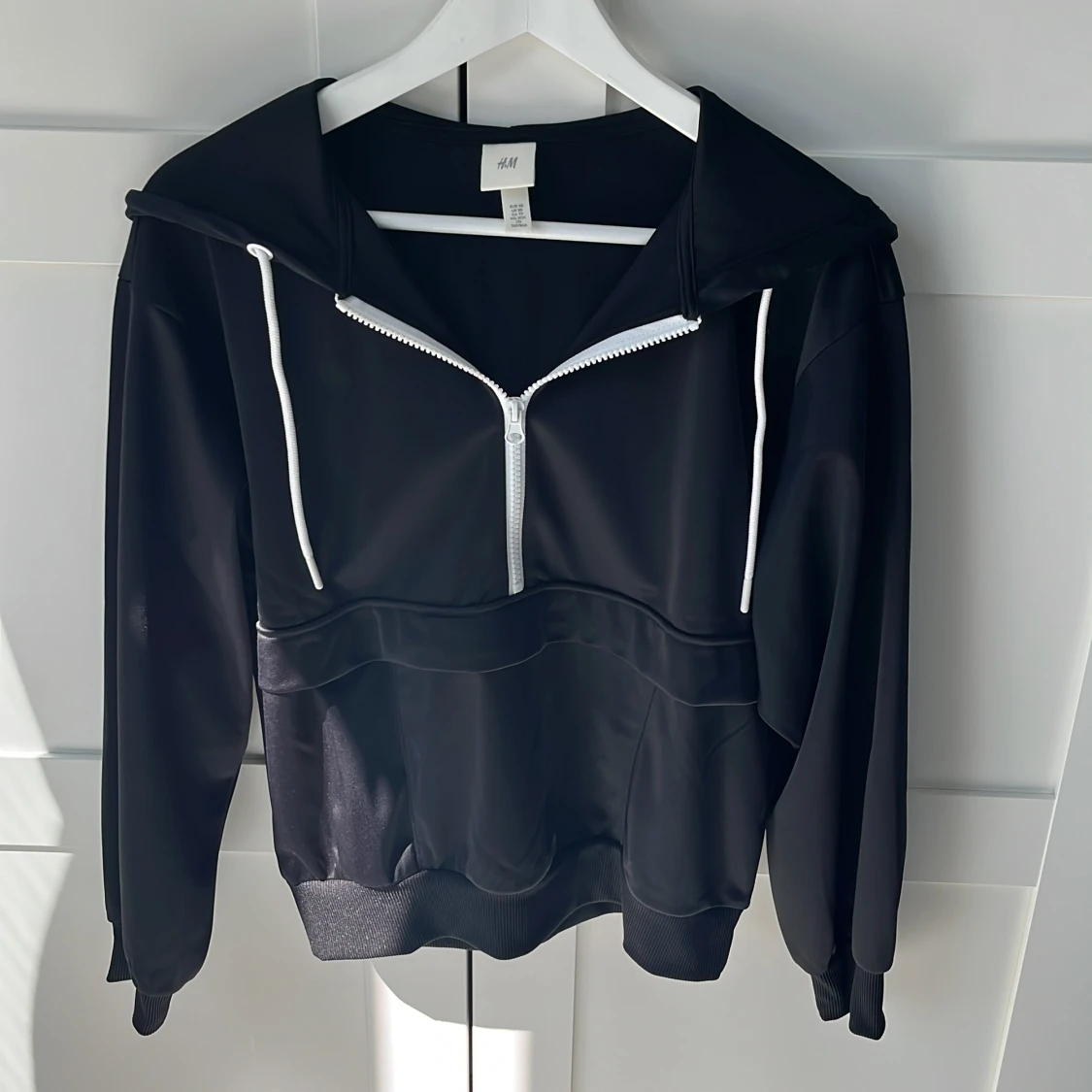 Svart hoodie med half zip från H&M
