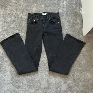 Svarta bootcut jeans  - Jag säljes dessa snygga svarta jeans från lager 157 i modellen Low Boot! Byxorna är bootcut 💞Jeansen är i storlek xs och är i full längd! De är även väldigt stretchiga och bekväma💗