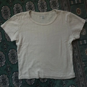 Beige ribbad topp från Brandy Melville - Använt ett fåtal gånger så den är fortfarande i väldigt bra skick🫶🏻