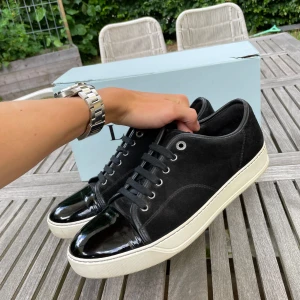 Lanvin skor  - Hej! Säljer nu dessa sjukt snygga Lanvin skor. Skorna är i toppskick! Vi rekommenderar att gå ner en storlek. Har ett begränsat antal boxar och dustbag! Hör gärna av dig vid frågor 