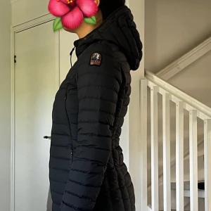 Svart dunjacka från Parajumpers - Säljer en svart dunjacka från Parajumpers med huva och snyggt quiltad design. Jackan har dragkedja framtill, två sidofickor med dragkedja och en patch på ärmen. Perfekt för kalla dagar och riktigt skön passform. Priset går att diskutera vid snabb affär