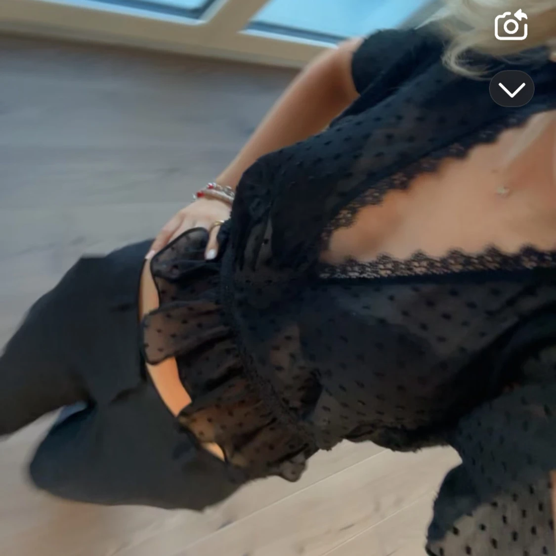 Svart blus med spets och volang - 2