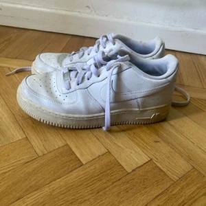 Nike Air Force 1 vita - Använda 1-2 ggr, var alldeles för stora för mig därav blivit creased men går att fixa. 