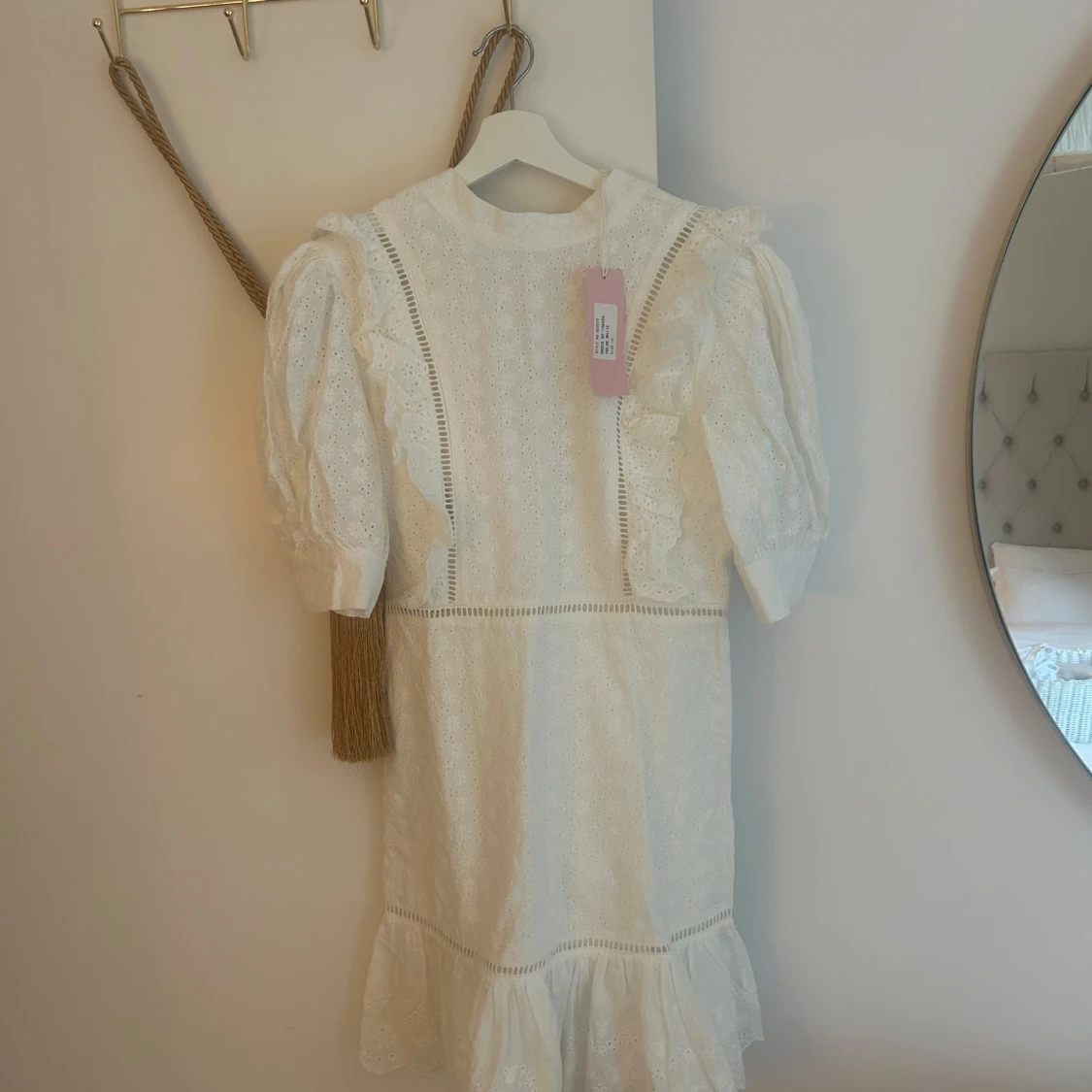 Vit broderad kortklänning med volang