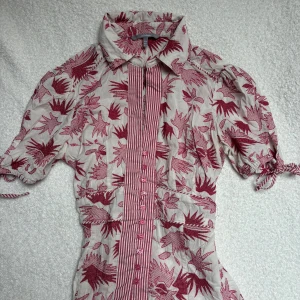 Superfin skjorta - Skjorta som är perfekt till sommaren. Man kan knyta in den i midjan så att den sitter bra. Inga defekter💕 