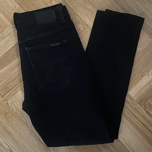 Svarta Nudie Jeans 30/30 - Säljer ett par svarta Nudie Jeans. Storlek=30/30, Passform=Slimfit. Riktigt bra skick 🙌