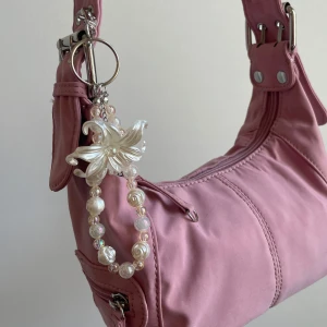 Bag charm/ nyckelring med vacker blomma - Handgjord nyckelring som är en fin detalj till b.l.a en väska❣️