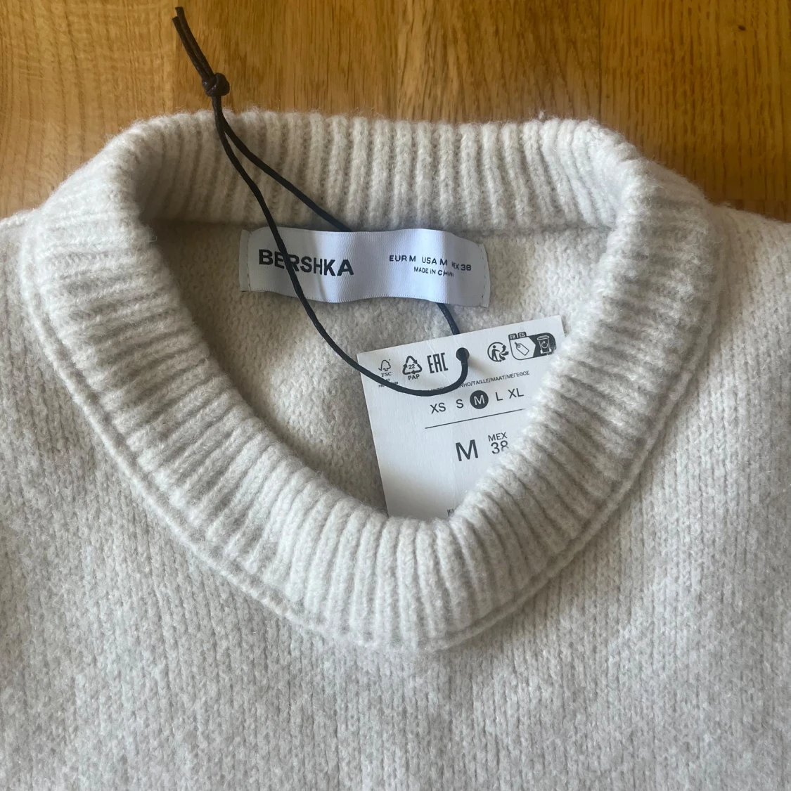 Ljusbeige stickad tröja från Bershka - 2