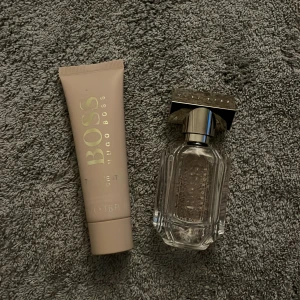 Hugo Boss The Scent parfym & lotion - Säljer nu min favorit parfym då jag slutat använda parfym pga känslig hy. Luktar så otroligt gott😍 Säljer både parfymen (30ml) och en oöppnad body lotion (50ml). Mer än 2/3 kvar av parfymen (se andra bilden). 450kr (fri frakt i 1 vecka) för både parfymen och krämen. Hör gärna av er om ni har fler frågor!❣️Har lagt upp en ny annons med gratis frakt!
