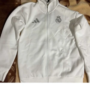 Real madrid tröja - Säljer nu en real madrid tröja med text på ryggen, tröjan är helt nu och är i storlek M