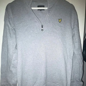 Lyle and Scott tröja  - Säljer denna lyle and Scott tröjan då den är för liten och inte får användning längre. Använd ett fåtal gånger men är som helt ny. Storlek 15-16 år för junior men passar även S. Vid frågor eller funderingar tveka inte över att skick! 