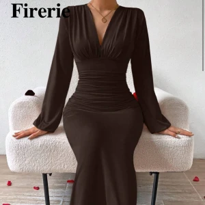 Svart långklänning från Firerie - Supersnygg svart långklänning med v-ringning och långa ärmar. Klänningen har markerad midja med rynkade detaljer och en figurnära passform som framhäver siluetten. Perfekt för dig som vill sticka ut med en elegant och stilren look. Använd endast en gång.