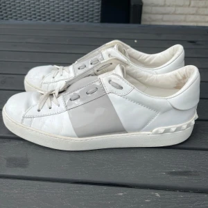 Valentino open skor - Valentino open skor grå glans. Använt skick men fortfarande bra, se alla bilder, endast skorna ingår, storlek Eu 41.
