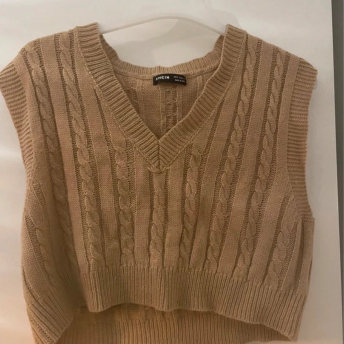 Beige stickad väst från SHEIN