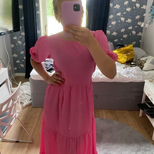 Rosa lång klänning - Denna fina klänning med knytning i ryggen  är i nyskick från Boohoo. Jag köpte den förra sommaren men då den är för stor har jag inte använt den. Passformen på bilderna därför lite stor och löss ut. Den är bekväm och lång!
