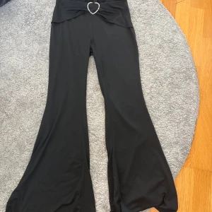 Vida byxor  - Svarta vida byxor, några ”diamant stenar” fattas från hjärtat, men är annars i bra skick.💞