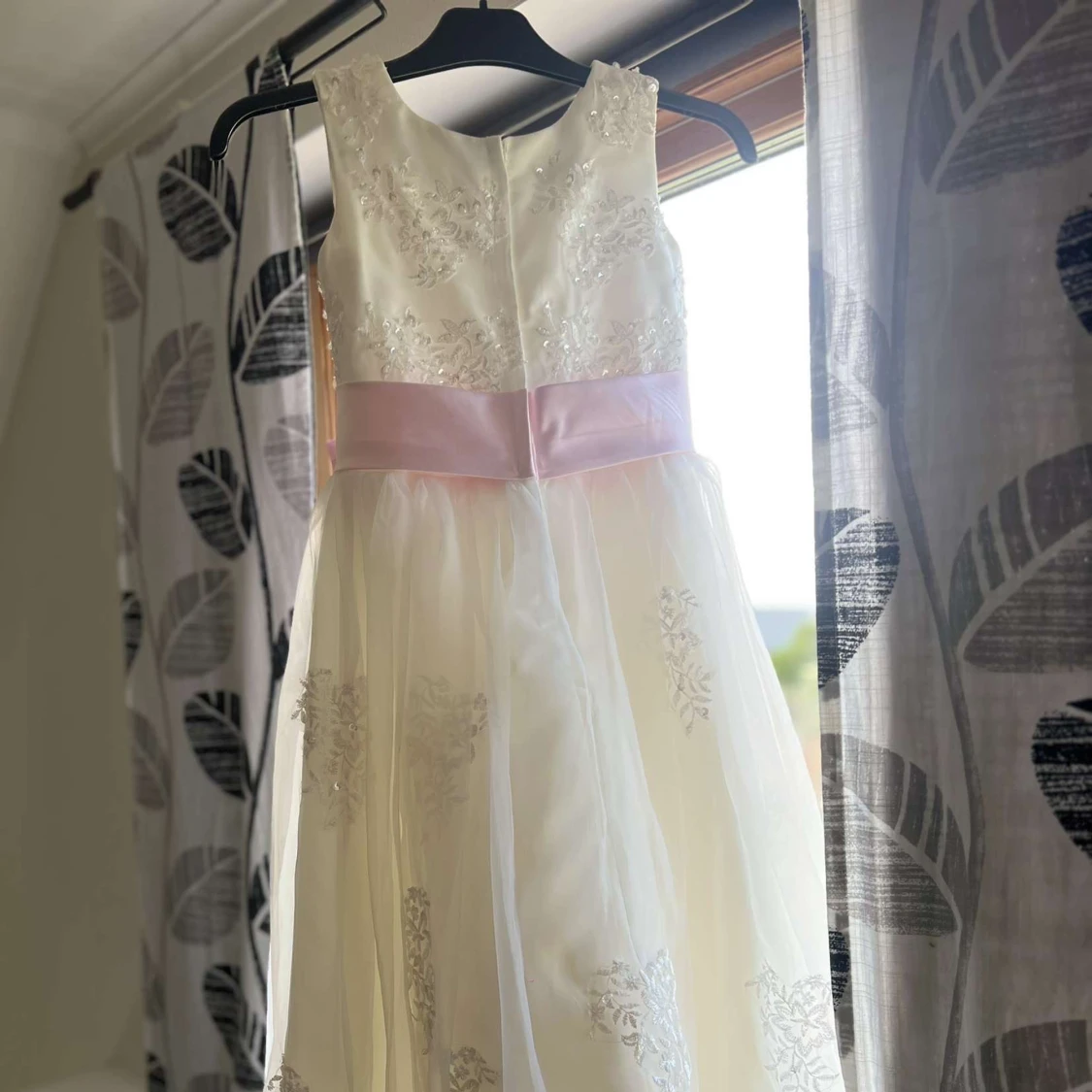 Vit långklänning med rosa rosett - 1