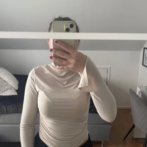 Soft Touch Funnel Neck ls Top Beige från Gina tricot - Beige långärmad topp med slits från Gina Tricot 