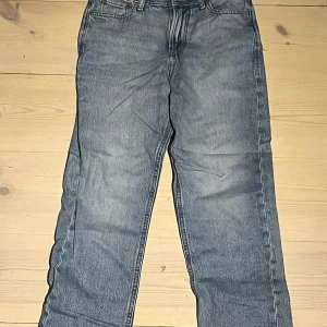 Ljusblå jeans från Jack & Jones - Säljer ett par ljusblå jeans från Jack & Jones med klassisk femficksdesign. Jeansen har normal passform och raka ben, tillverkade i mjukt denimtyg. Perfekta för en avslappnad och trendig look. Säljer då jag har växt ur dom. Köpt ifrån Zalando. Nypris:449. Mitt pris 220. Använda max 5 gånger. 