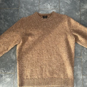 Brun stickad tröja från Massimo Dutti - Säljer en brun stickad tröja från Massimo Dutti.