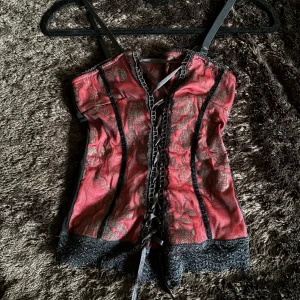 spetskorsett med snörning 🖤 - korsett topp med fint spetsmönster och snörning framtill. toppen har axelband som går reglera längden på. dom är lite olika stora typ vilket går fixa om man vill men inget jag har tänkt på så därför har jag låtit det vara som när jag köpte den 🖤jättefina detaljer längs sidorna! 