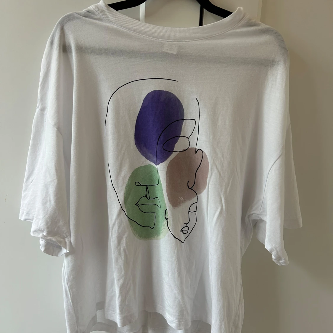 Vit oversized t-shirt med konsttryck från Monki