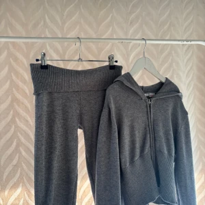 Grått stickat mjukisätt - Gulligt grått mysigt ribbat mjukis sätt från Gina, byxorna är i 158/164 & tröjan är i 170