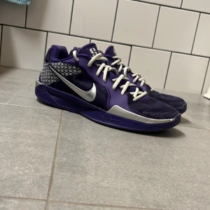 Sebrina 2 basketskor - Ett par nästan helt oanvända basketskor som är självdesignade (finns alltså bara ett exemplar i hela världen) . På vänster sula i samma färg som sulan (syns knappt, 1cm) finns tre bokstäver, MVP - most valuable player, på höger sula, BOB-best of Ballers. Säljer P.G.A att de är för små.