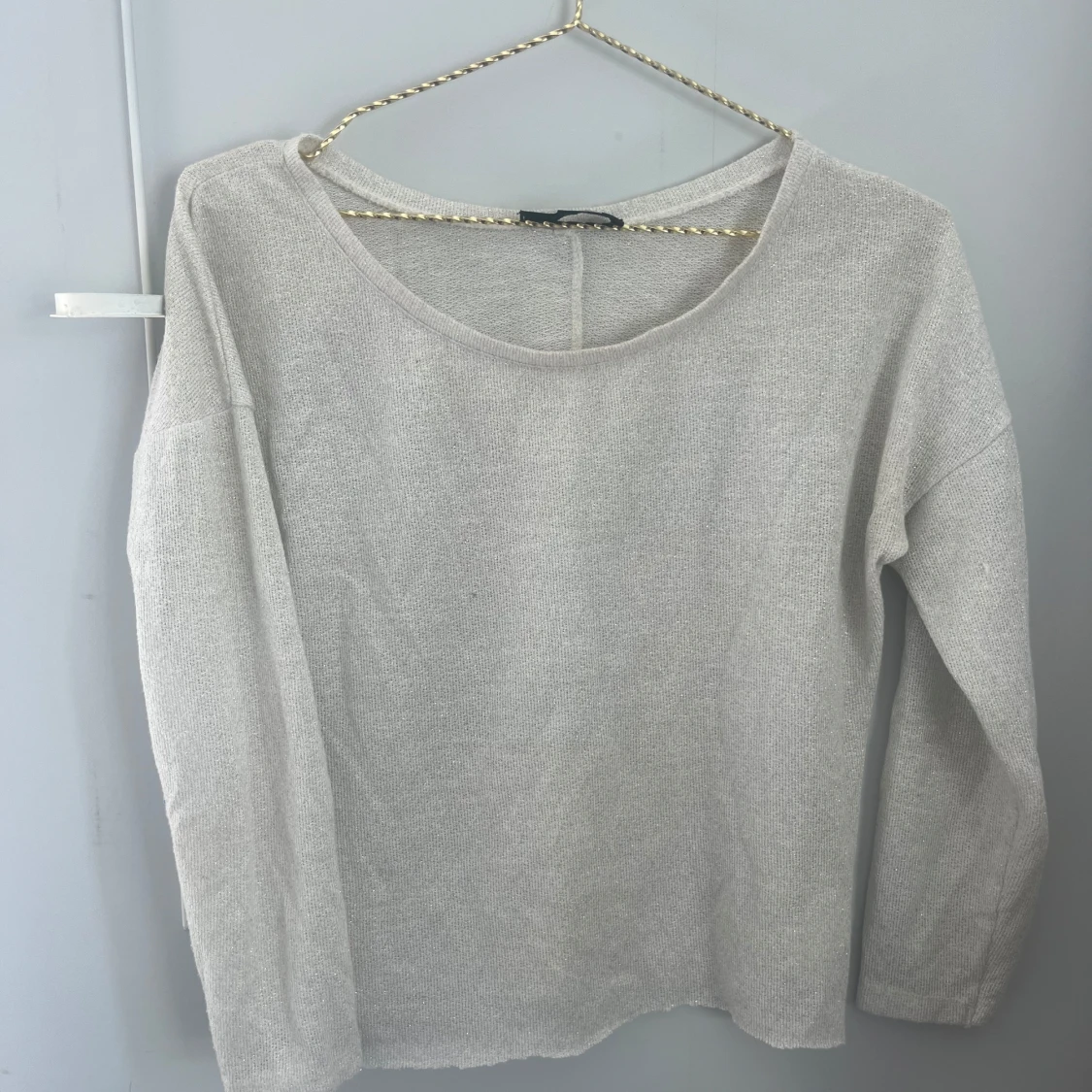 Glittrig grå/vit tröja med trekvarts ärm