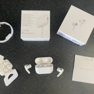 Airpod Pro 2 - Säljer ett par AirPod Pro Gen 2. Förpackningen är helt oöppnad. Komplett med allt originalinnehåll. Passa på att fynda!