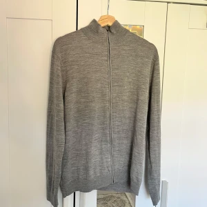 H&M Merino kofta - Fin grå kofta från H&M Merino ull mix Storlek L Skicka meddelande vid några funderingar   Kolla gärna även in mina andra annonser