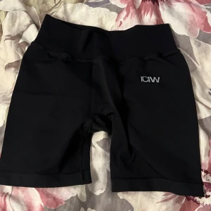 Svarta träningstights shorts från ICANIWILL - Svarta, högmidjade träningstights shorts från ICANIWILL! Sparsamt använda. Små i storlek skulle jag säga 